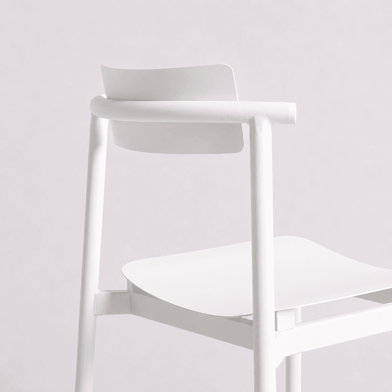 Banqueta de diseño para interiores y exteriores minimalistas.