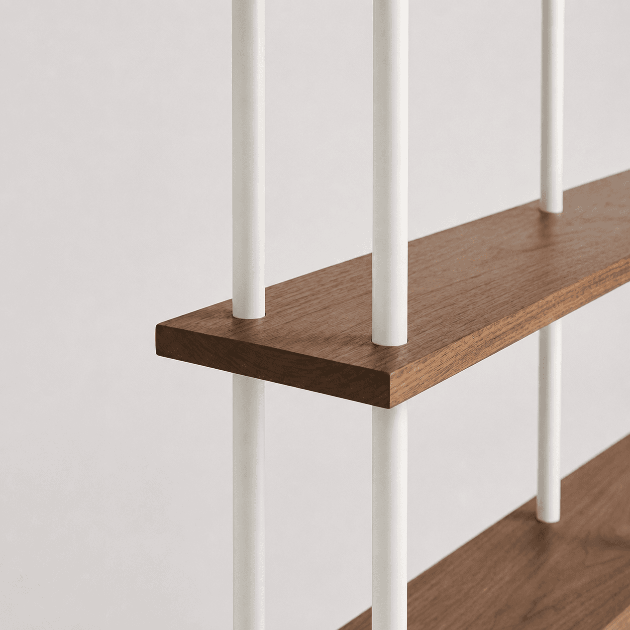 Estantería de diseño minimalista para espacios chicos.