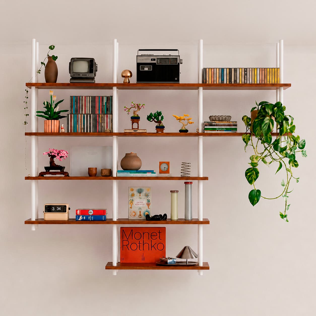 Estantería de diseño minimalista para espacios chicos.