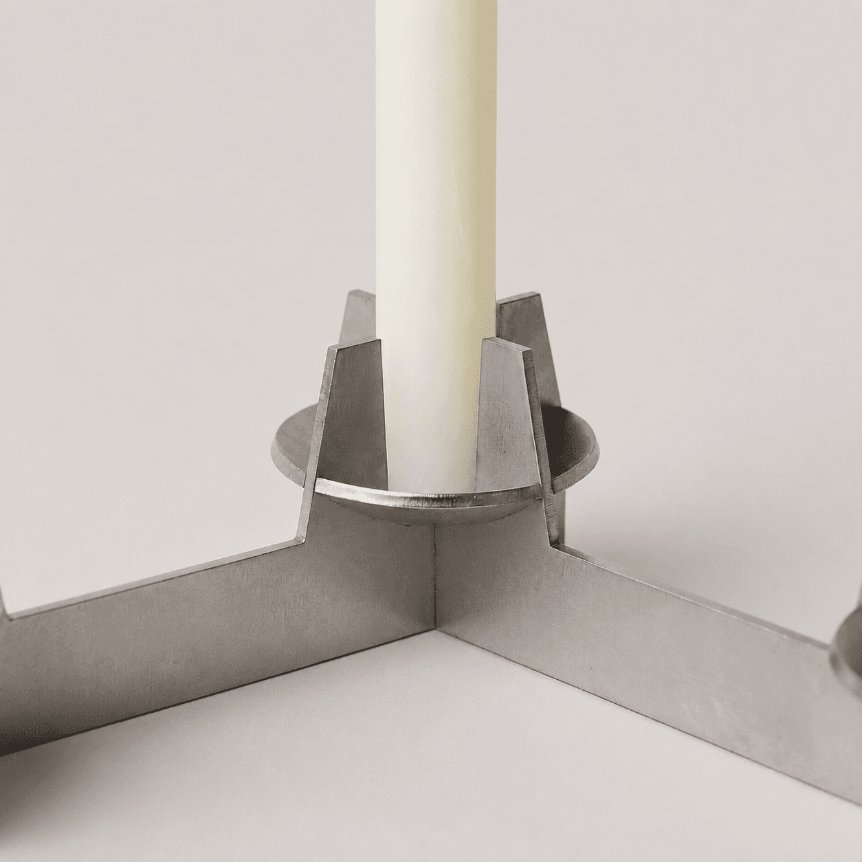 Portavelas de diseño minimalista en acero inoxidable.