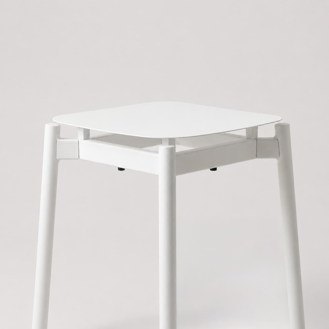 Stool Otto, banco bajo de diseño minimalista para interiores.