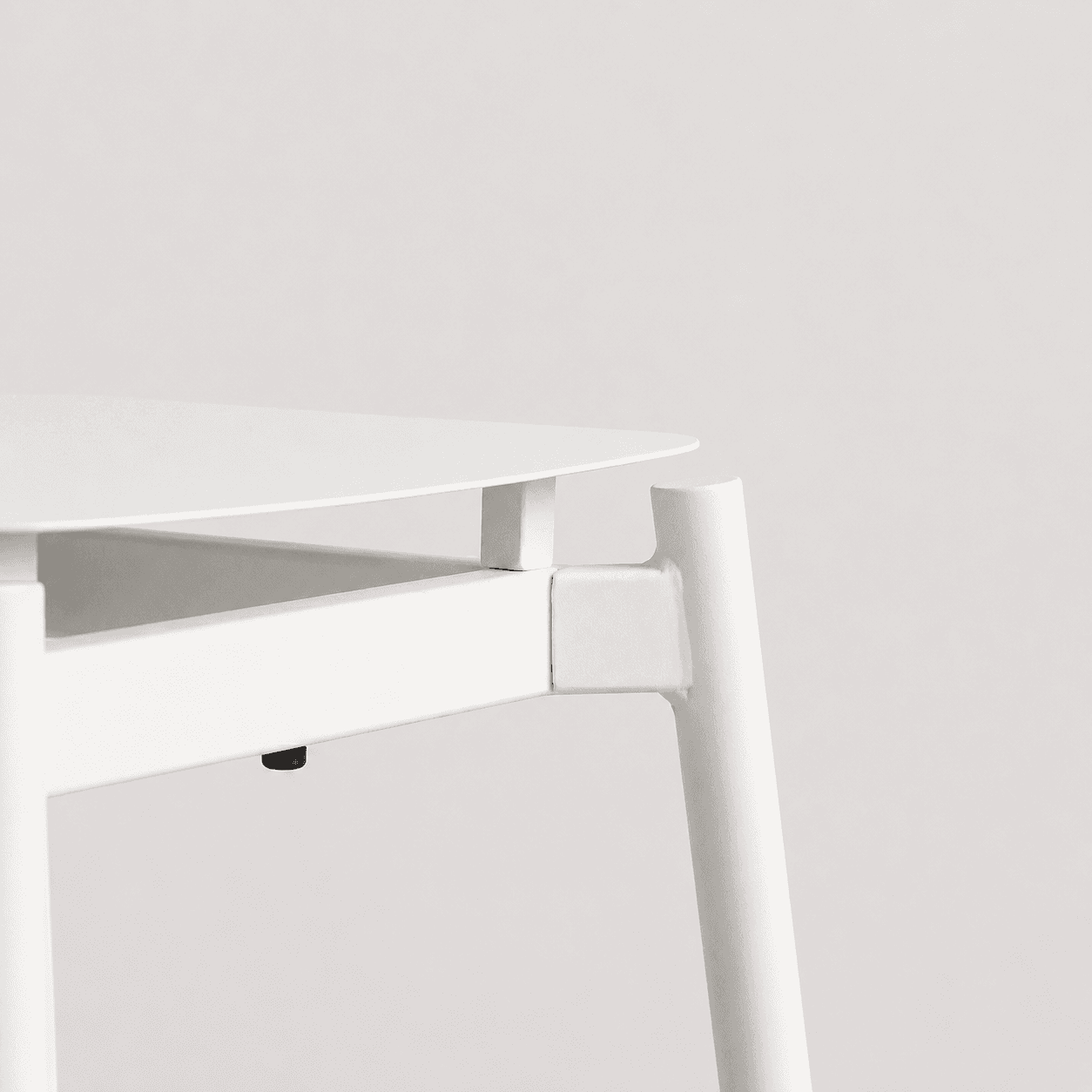 Stool Otto, banco bajo de diseño minimalista para interiores.